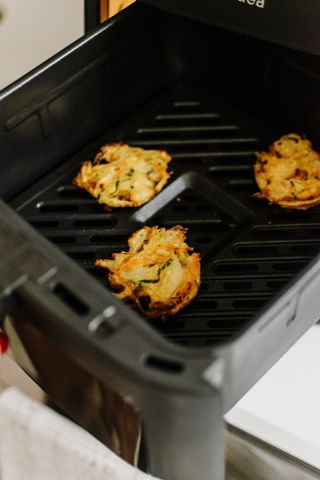 Putting food in lower level of midea two-zone air fryer