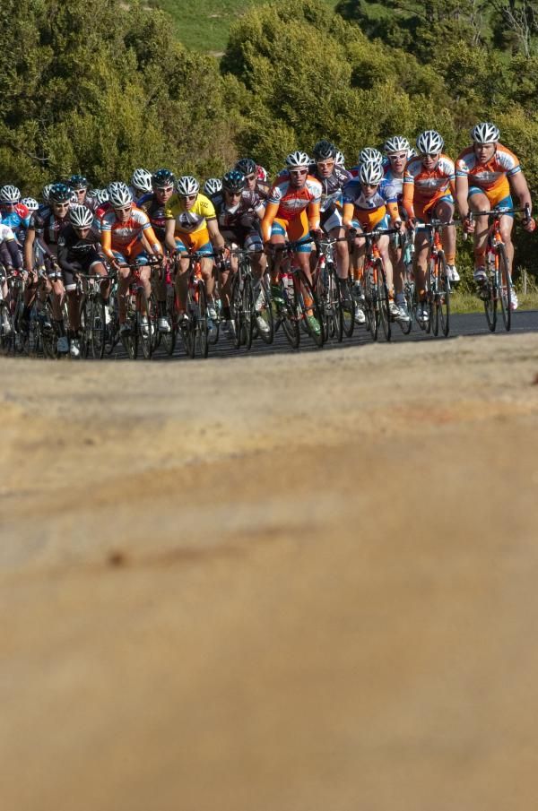 The peloton around one minute behind Jamieson and Hill nearing the half-way mark of the stage.