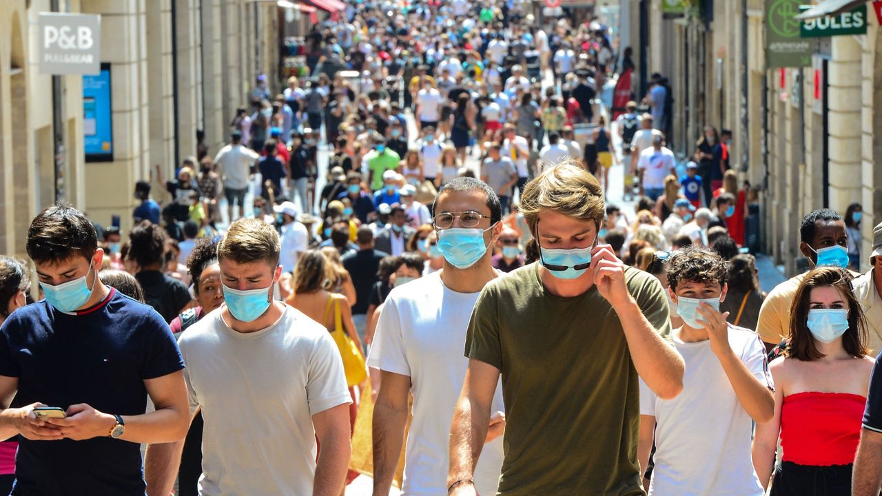 People stroll down Bordeaux&amp;#039;s main shopping street Sainte-Catherine