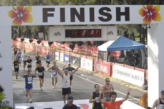 hawaii-marathon-finish-101104-02