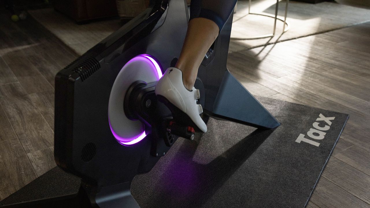 Garmin Tacx Neo Bike Plus LED lighting