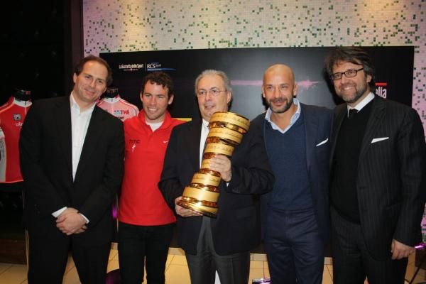 Angelo Zomegnan holds the Giro d'Italia trophy, flanked by Mark Cavendish and Gianluca Vialli.