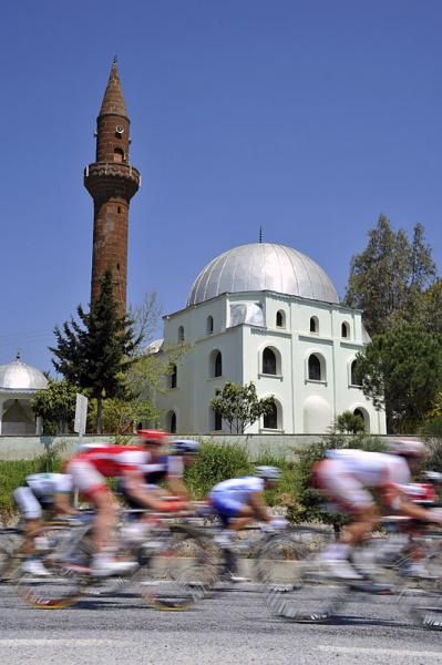 The peloton makes its way from Kusadasi to Tugurgreis.
