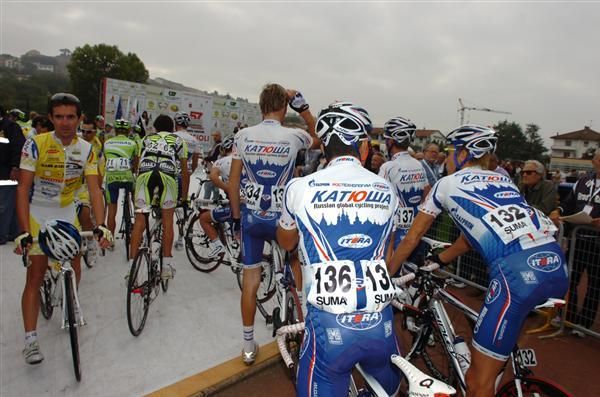 Traffic jam: Katusha and Liquigas await their turn for presentation.
