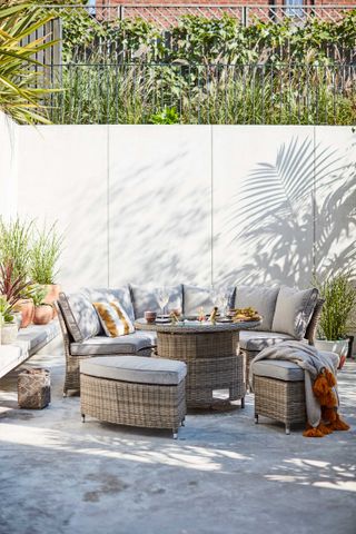 garden color schemes: grey courtyard with neutral outdoor furniture