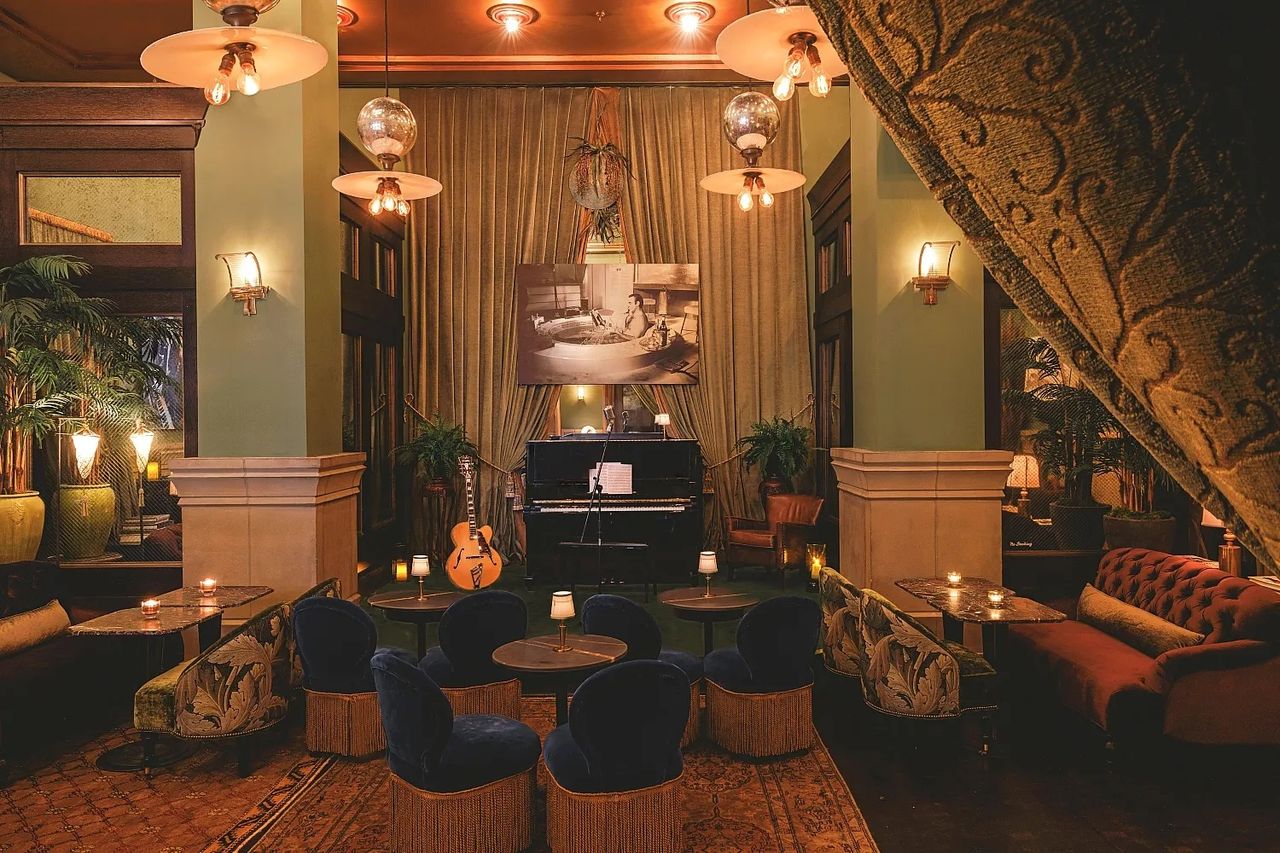 Past and present merge in this transitional style-inspired modern hotel, where sumptuously decorated salons and vintage diners clash with the more contemporary, albeit eclectic, feel of its scenic rooms and suites.