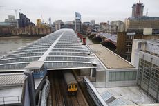 Solar-powered Bridge over Blackfriars Station