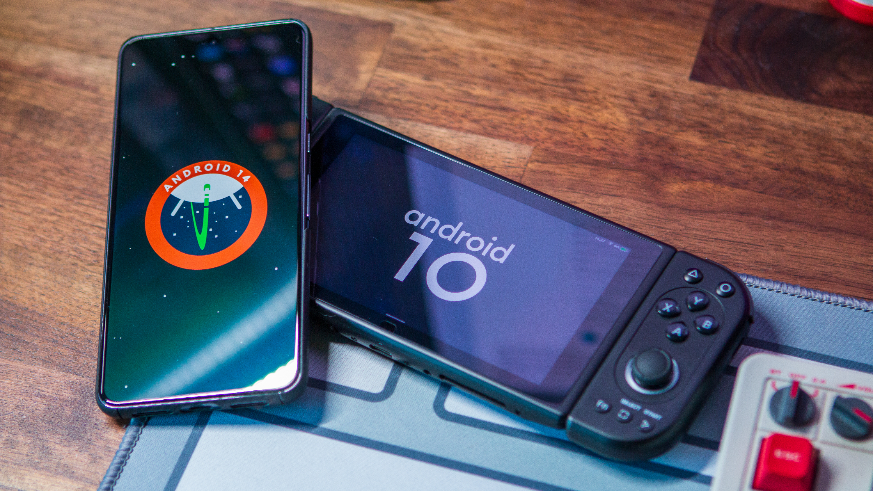 Pixel 8 Pro'nun yanında Android Paskalya yumurtalarını gösteren Pimax portalı