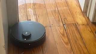 Edge cleaning with the Ecovacs Deebot T30S Combo robot vacuum