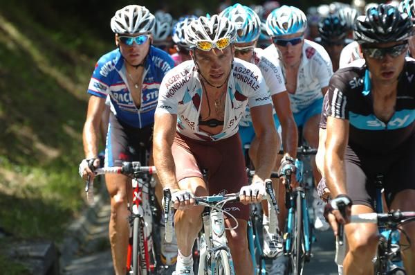 Rinaldo Nocentini (AG2R La Mondiale) found the going tough.