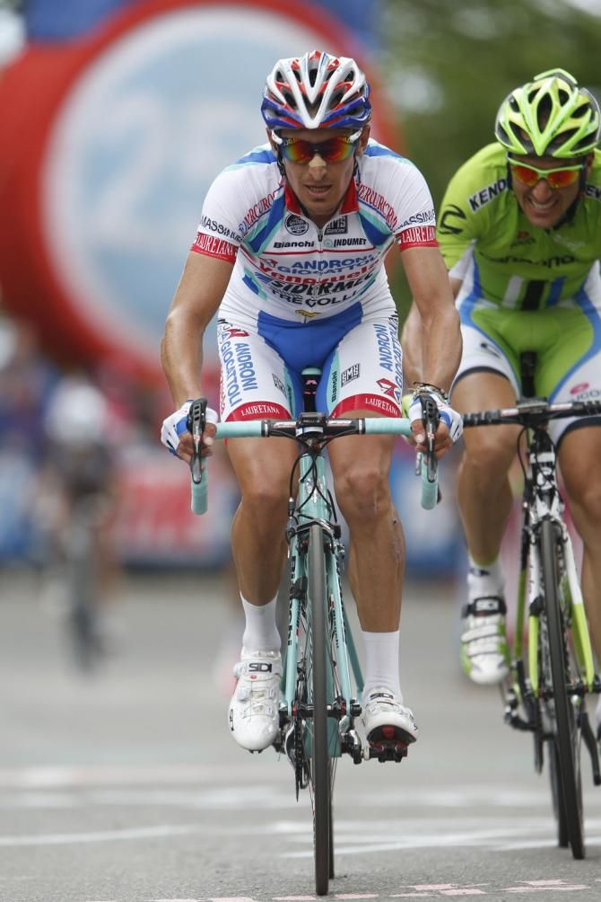 Franco Pellizotti (Androni Giocattoli) leads Ivan Basso to the line
