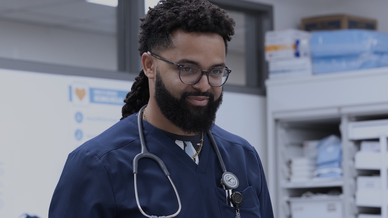 Donnie smiling at the med students in The Pitt Season 2