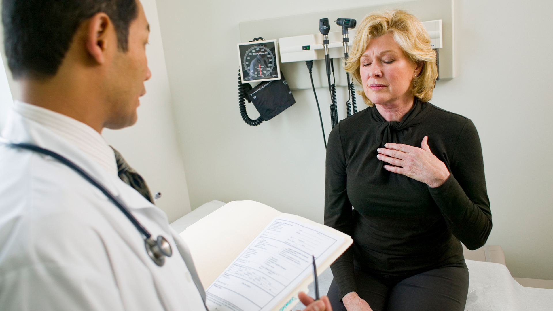 woman talking to a doctor about her chest pain