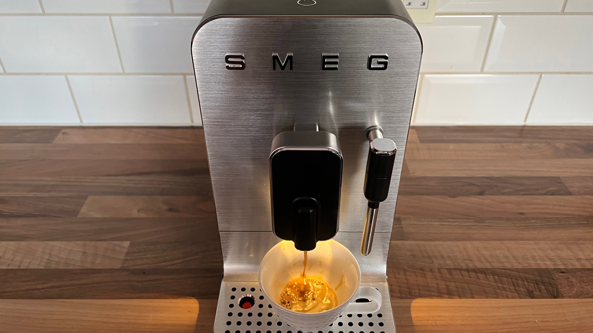 Mesin kopi Smeg Bean to Cup BCC02 digunakan untuk menyiapkan espresso