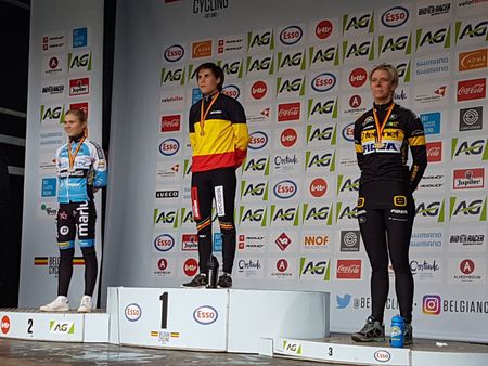 Sanne Cant tops the podium at the 2017 Belgian cyclo-cross championships
