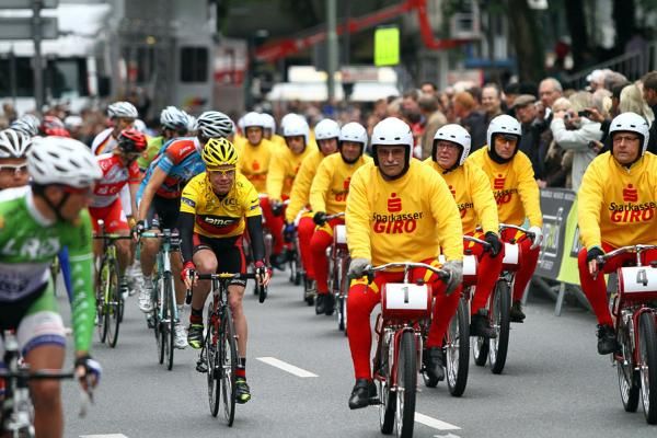The riders join their derny riders
