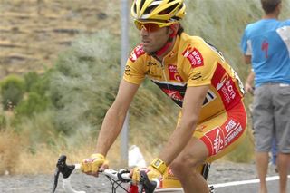 Alejandro Valverde (Caisse d'Epargne) rides in gold