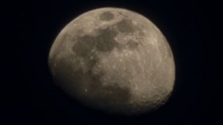 Una foto de la luna tomada con el Galaxy S23 Ultra
