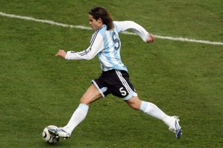 Fernando Gago in action for Argentina against France in February 2007.