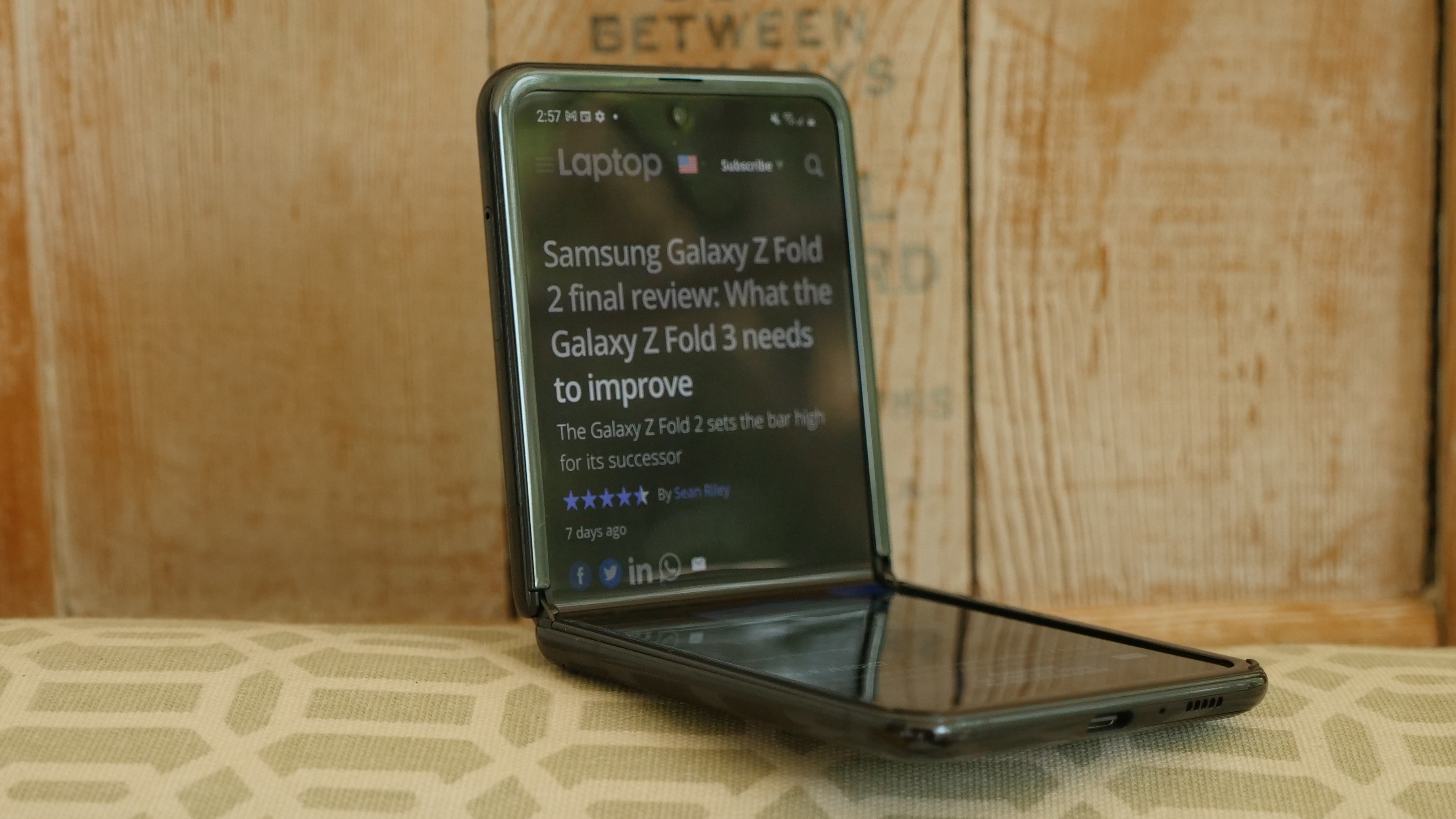 Sturdy modern rugged case for Samsung Galaxy Z Flip 3 by VRS DESIGN – VRS  Design