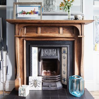 Wooden mantelpiece with tiled hearth