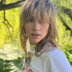 An image of Suki Waterhouse sporting an androgynous hairstyle.