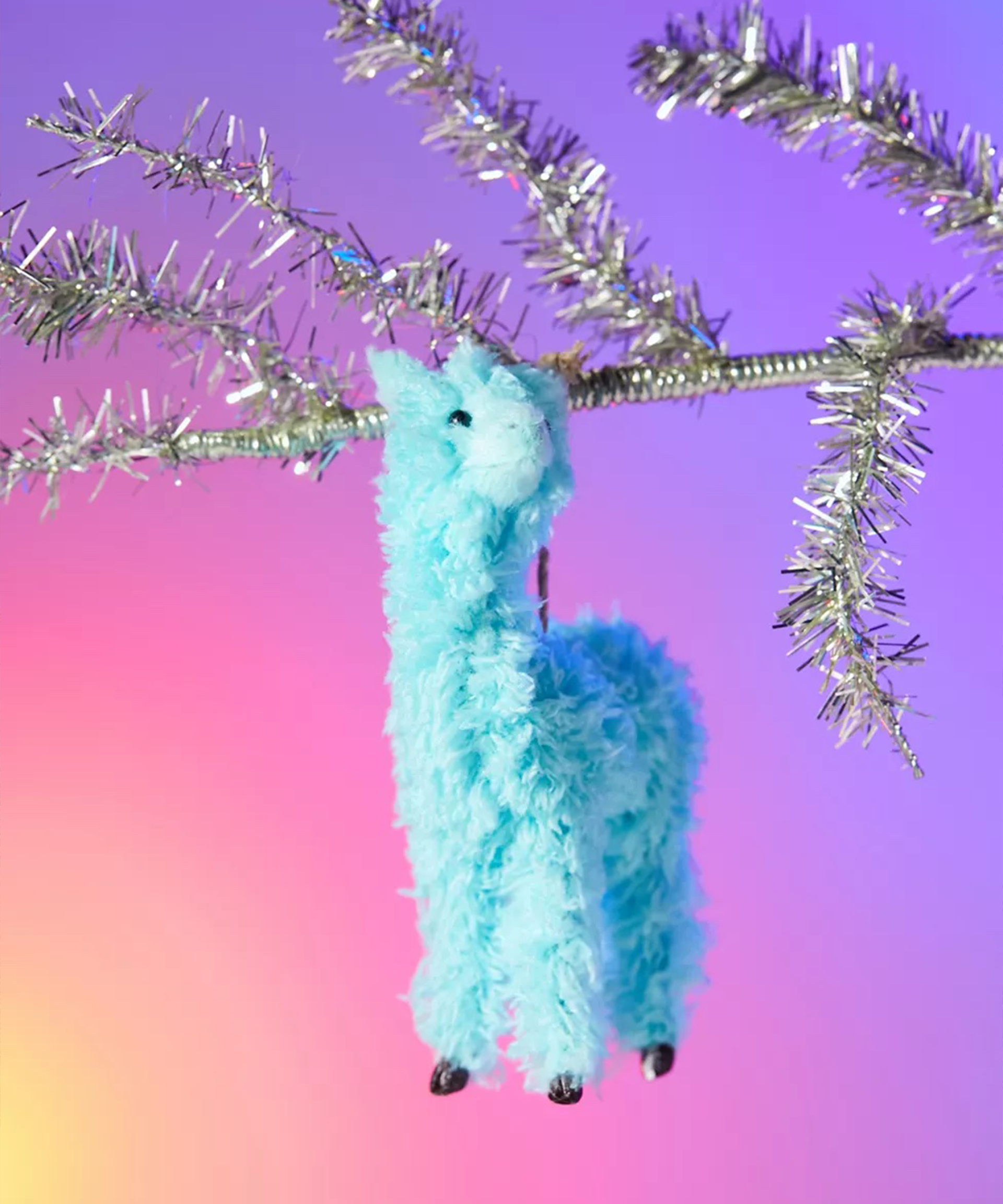Ornamen Natal llama biru berbulu