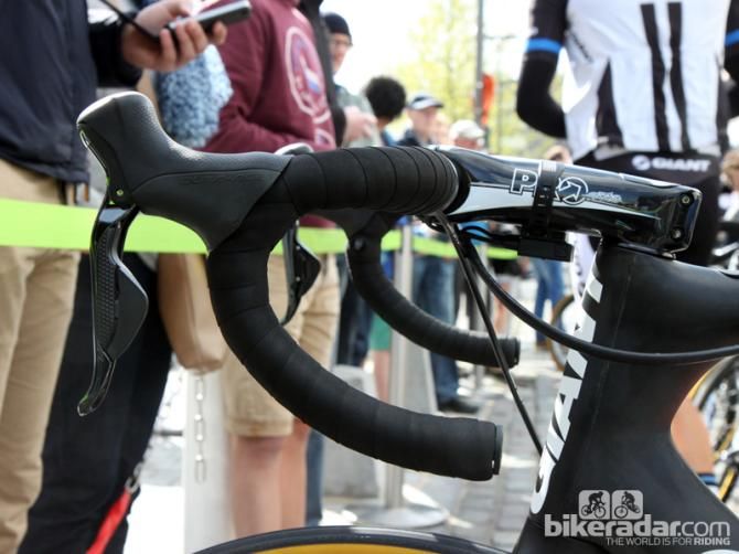 Marcel Kittel (Giant-Shimano) uses semi-anatomic bars and levers mounted in a traditional location