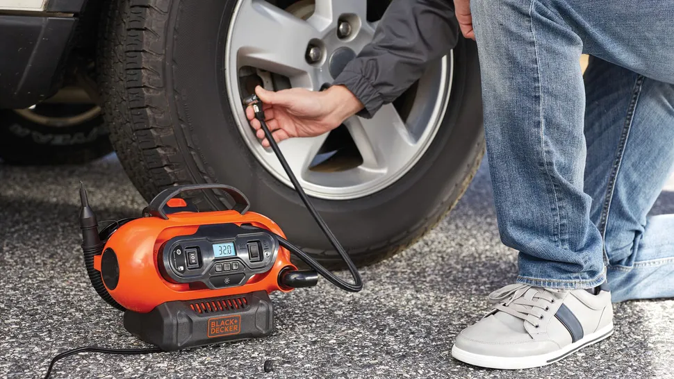 Black + Decker 20V Max Inflator usado para inflar pneus de carro