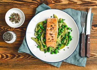 Vitamin C foods: Baked salmon with spinach pasta and green peas