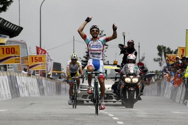 Jos&eacute; Serpa (Androni Giocattoli) wins atop the Genting Highlands and takes over the leader's jersey.