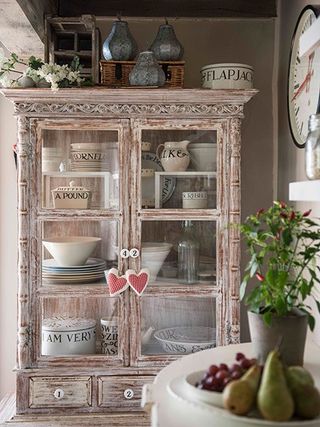 Glazed shelving in 16th-century home