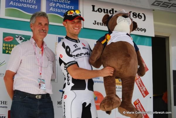 Norway's Thor Hushovd (Cerv&eacute;lo TestTeam) picks up his prized pooch after winning the stage.