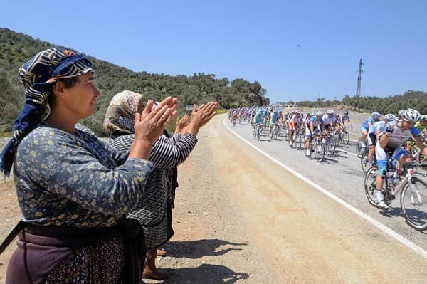 Some roadside encouragement during stage 2.