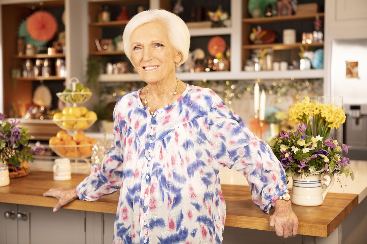  Mary Berry&#039;s Fantastic Feasts sees Mary help three novice cooks create a wonderful surprise. 