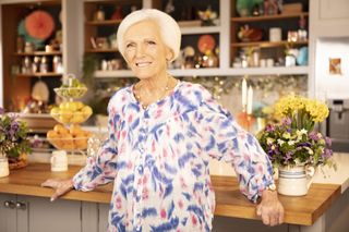  Mary Berry's Fantastic Feasts sees Mary help three novice cooks create a wonderful surprise. 