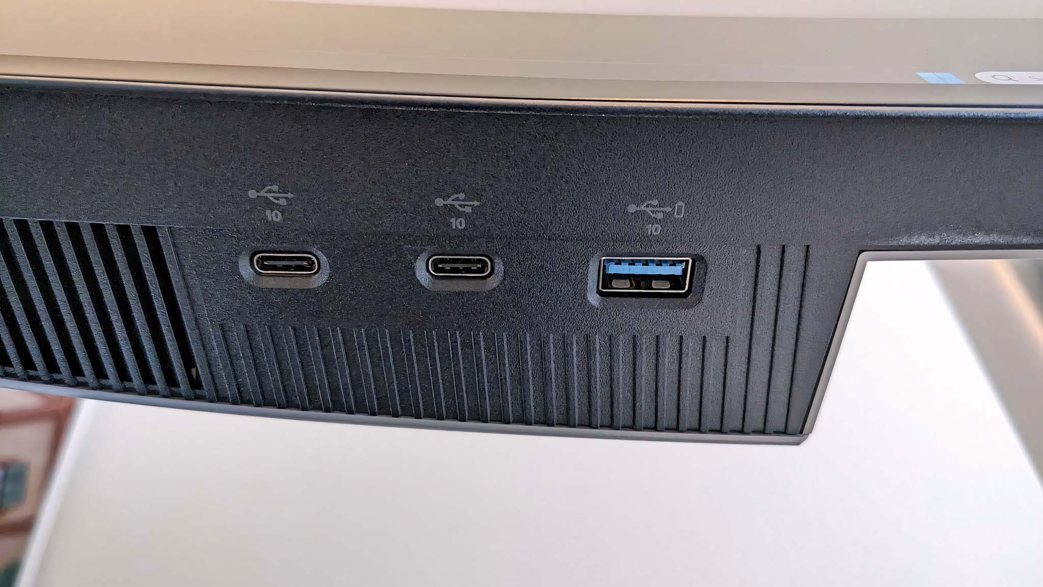Dell Ultrasharp 34 Curved Monitor USB ports.