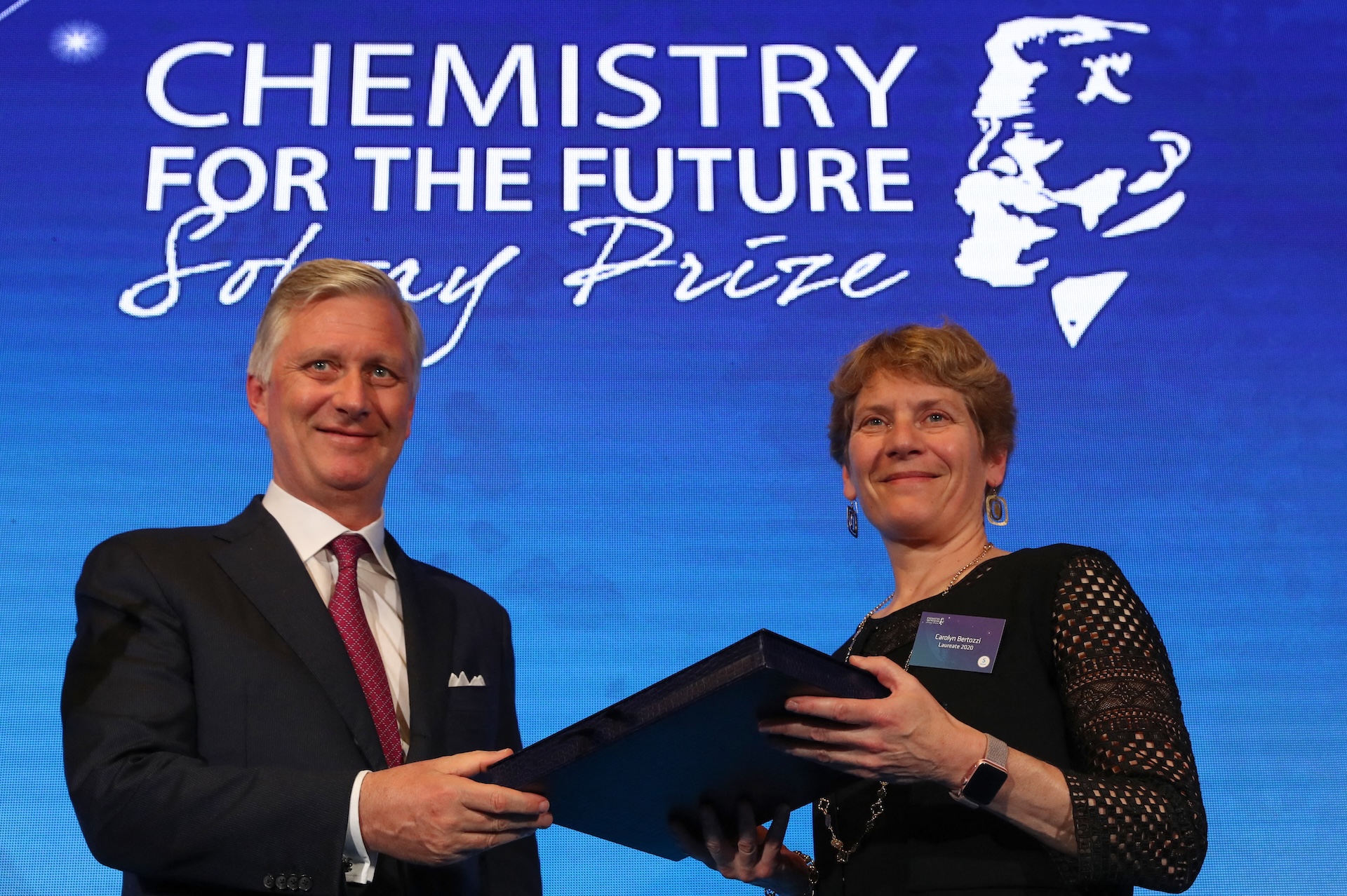 Carolyn Bertozzi accepts a chemistry award on stage
