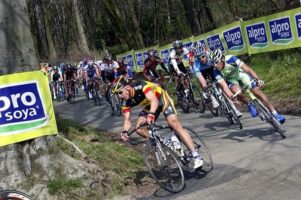 Stijn Devolder (Quick Step) descends the Kemmelberg.