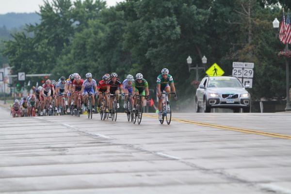 The men's peloton gets strung out