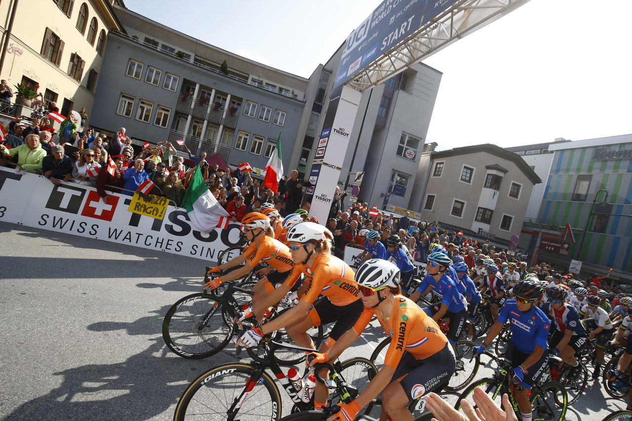 The Dutch team at the front at the start of the women's road race