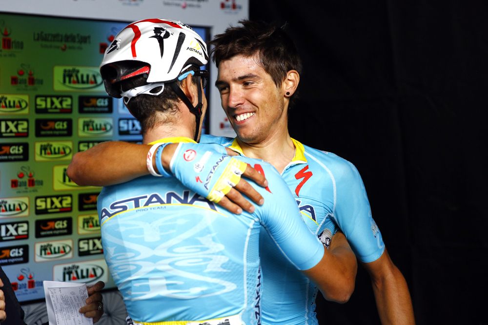 Aru congratulates his teammate Rosa