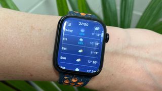 Apple Watch Series 9 ihmisen ranteessa näyttämässä säätietoja