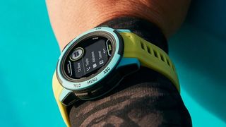 Garmin Instinct 2手表戴在女人手腕上