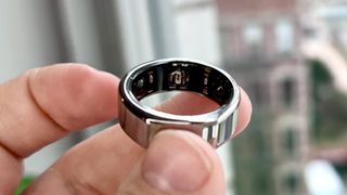 Oura Ring in a person's fingers