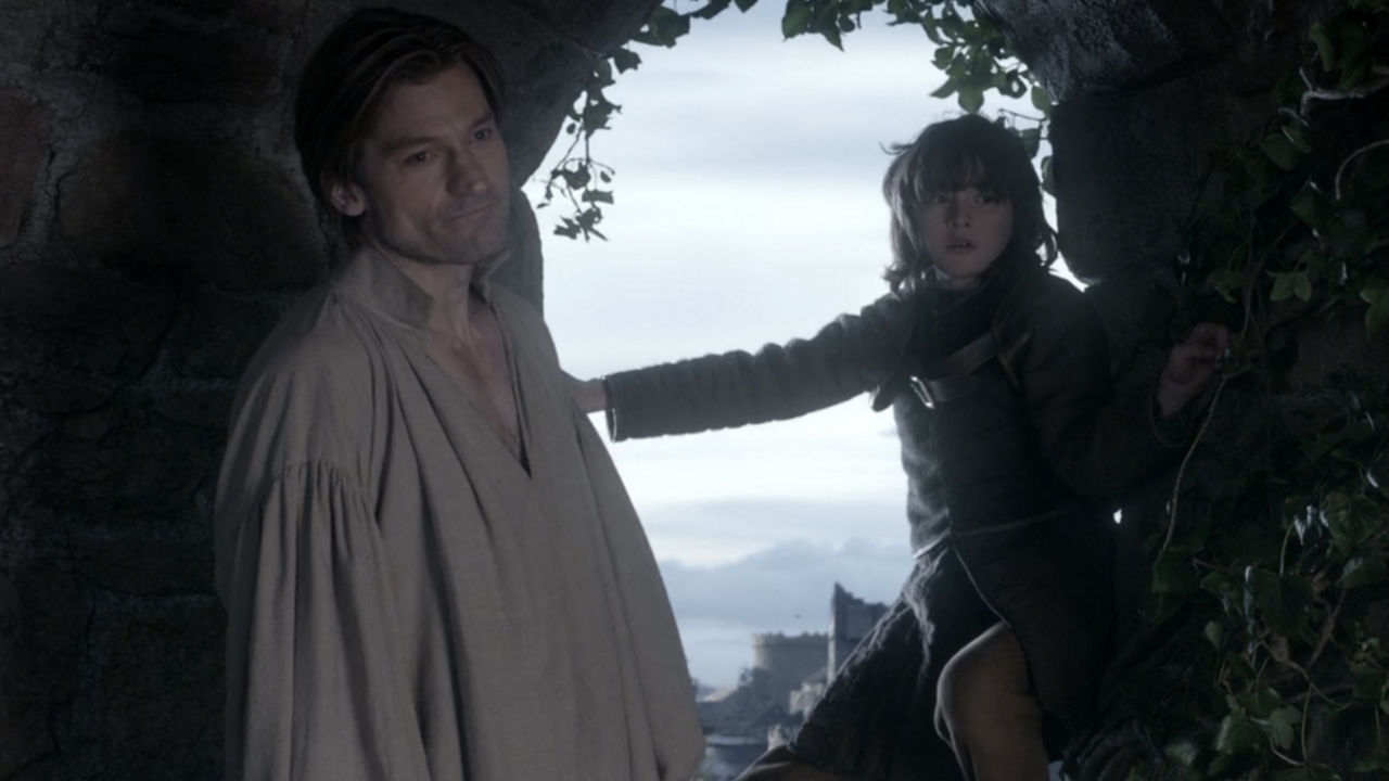 Jaime sur le point de pousser Bran par la fenêtre dans la saison 1x01 de Game of Thrones