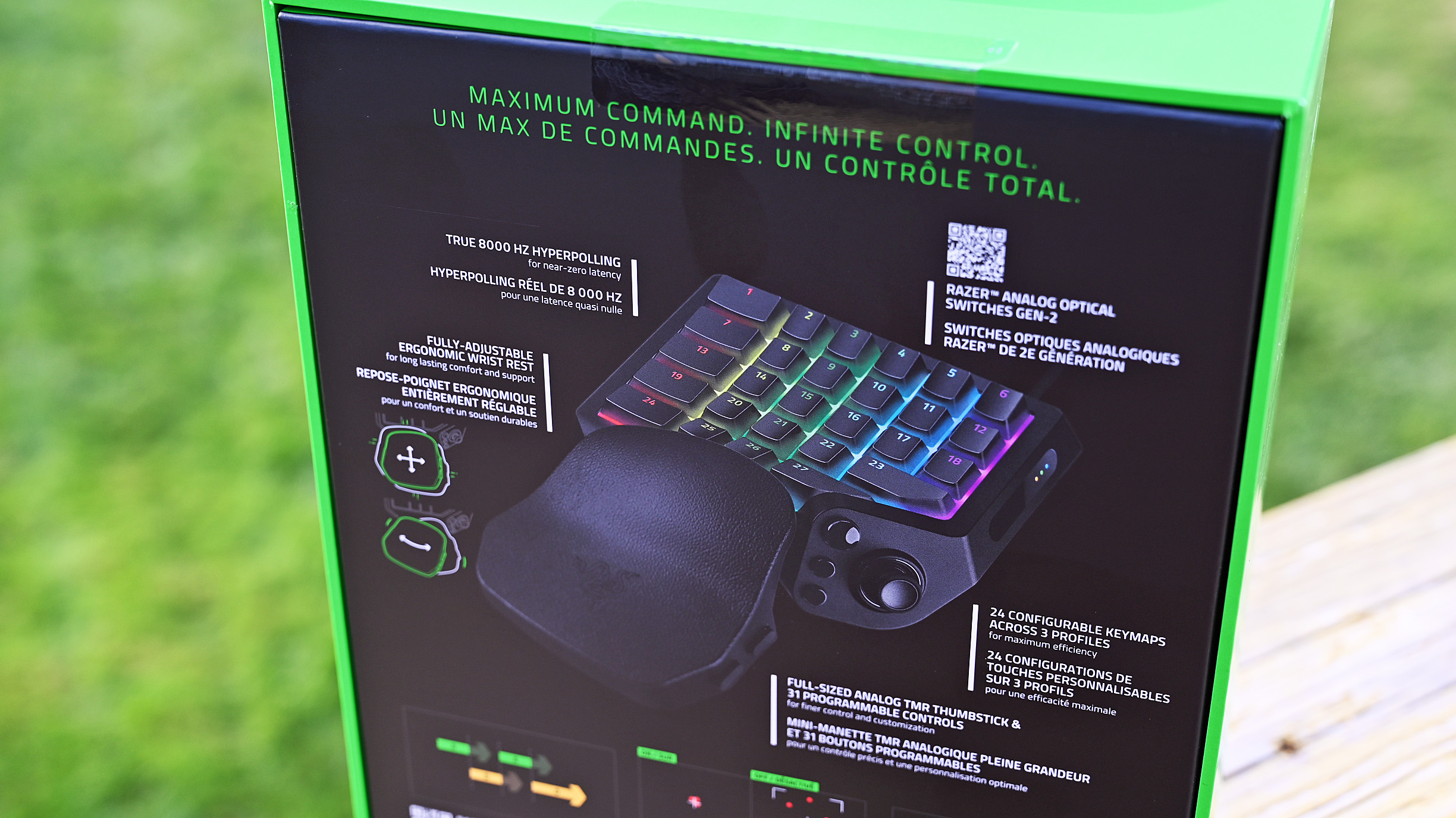 Photo showing the product box for the Razer Tartarus V2 Pro gamepad controller.