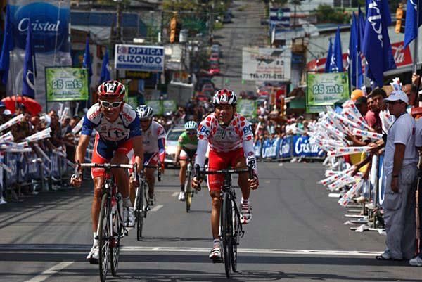 Janier Acevedo (Greatwall-Indeportes Antioquia) and Jose Bonilla (Citibank-Economy Rent A Car-Blue) sprint for the line.