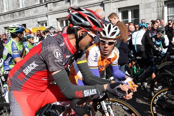 Oscar Freire has a chat before the start.