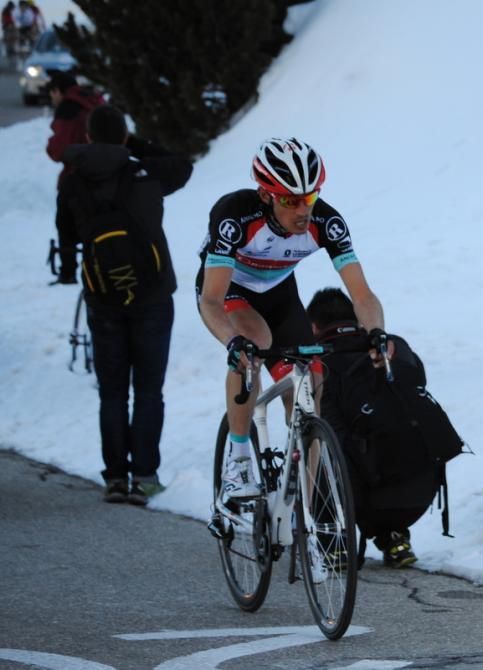 Matthew Busche (RadioShack Leopard) tries to hang on toward the summit